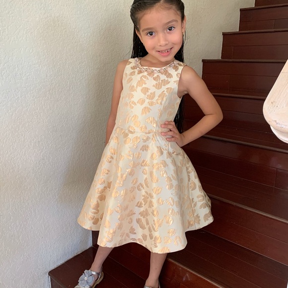 Hi I’m Zoe! Welcome to my closet🌸 - Picture 2 of 16